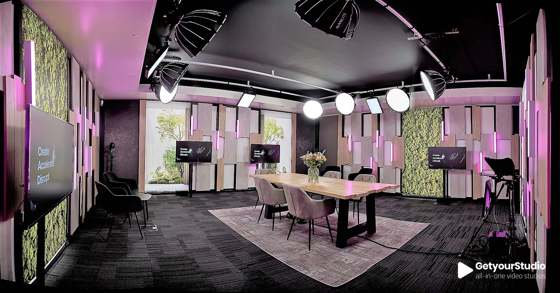 Professioneel ingerichte in-house videostudio van GetyourStudio met modulair decor, verlichting en schermen voor webinars en talkshows