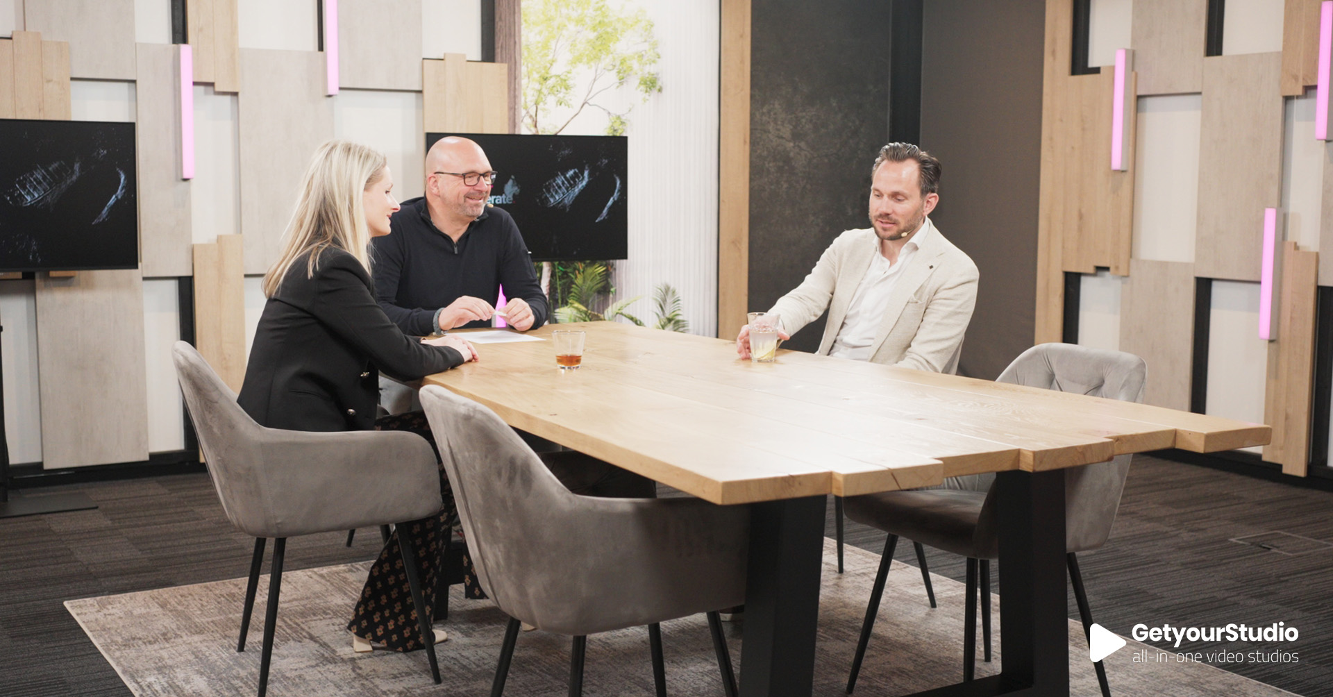 In-house webinarstudio, ingericht door GetyourStudio met modulair decor, sfeerverlichting en professionele inrichting