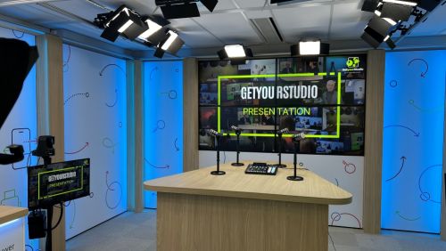 GetyourStudio videostudio met drie microfoons, studiobelichting, videoschermen en Canon PTZ-camera’s in een professionele opstelling